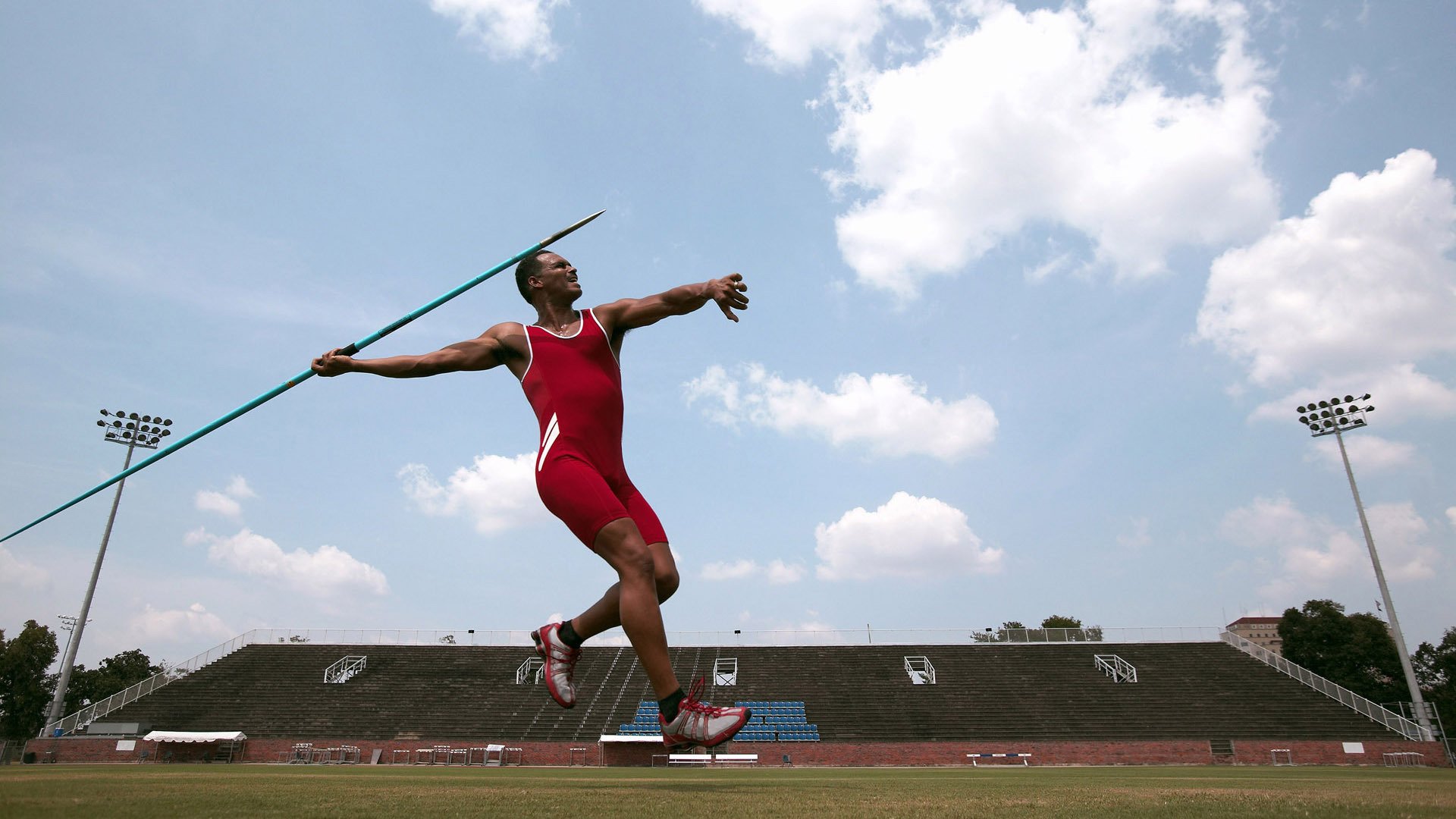 _马拉松赛道安全措施升级，确保运动员顺利完赛_，马拉松安全管理规定