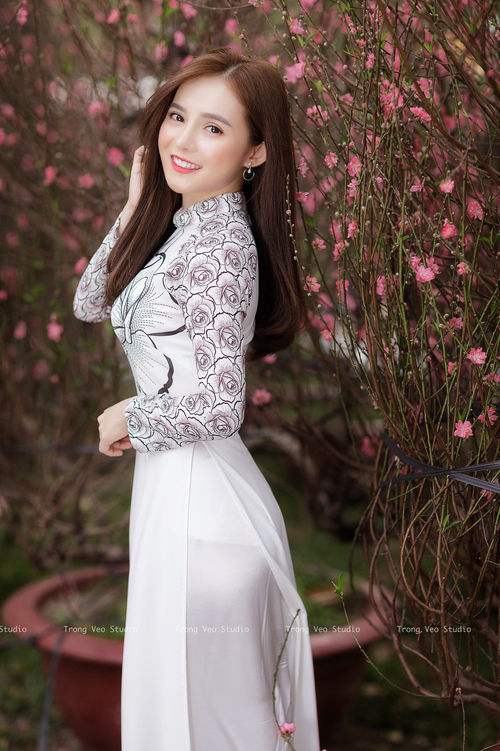 华体会hth平台-墨西哥骑手费德里科·费尔南德斯在巴黎奥运会上与“Romeo”马匹共同参赛，尽管因马匹受伤被迫退出，但展现了坚强意志。